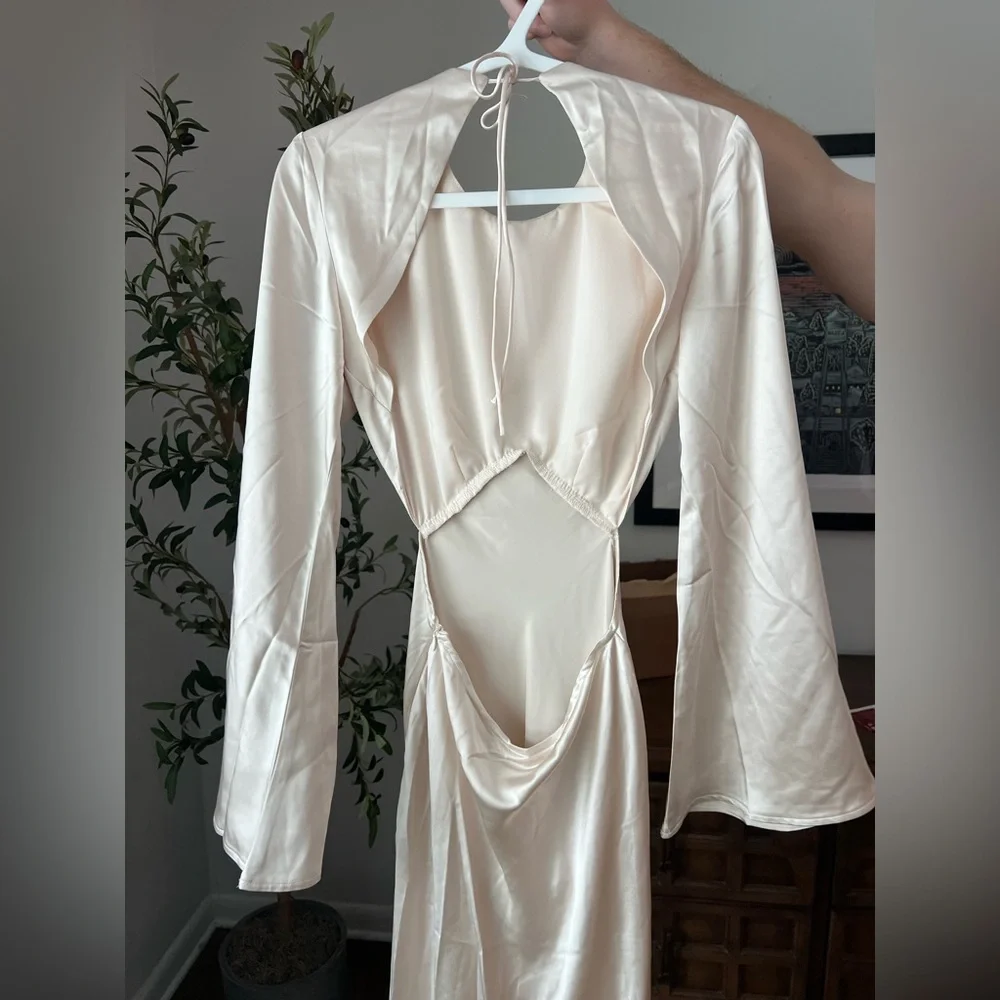 Selfie Leslie Elegant White Backless Dress - Picture 3 of 7